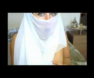 Amateur Porn: Gorgeous muslim milf with beautiful body squirts