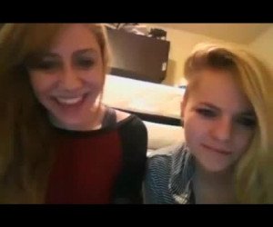 Amateur Porn: lesbian roommates