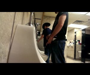 Amateur Porn: public urinal voyeur