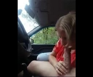 Amateur Porn: teen sucking dick in car
