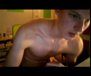 Amateur Porn: blonde gay bottom on webcam