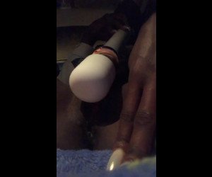 Amateur Porn: Ebony girl masturbates with magic wand in car