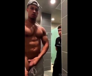 Amateur Porn: stud lets gay roommate take his cum