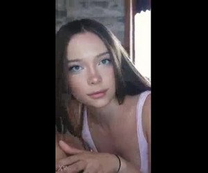 Amateur Porn: sexy amateur gives blowjob