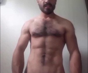 Amateur Porn: hairy hunk jerking off