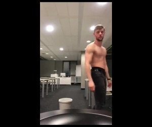 Amateur Porn: jerking off in college lecture room