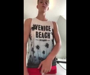 Amateur Porn: Cute guy strip and masturbates