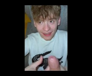 Amateur Porn: college teen twink huge cumshot