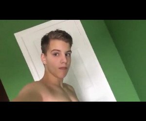 Amateur Porn: big cock jerking off in the room