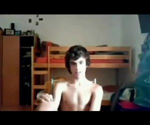 Amateur Porn: shy twink dorm wank