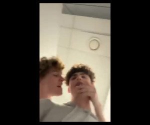 Amateur Porn: twinks public bathroom sex