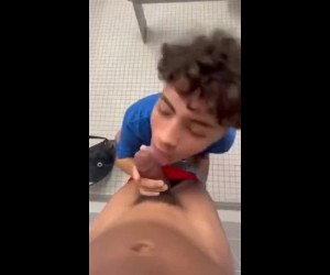 Amateur Porn: lightskined dick sucking twink