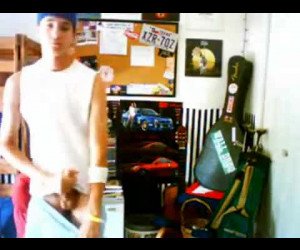 Amateur Porn: latino twink masturbates