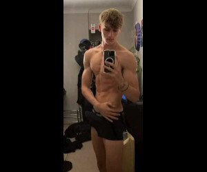 Amateur Porn: fit blonde twink cumming in bed