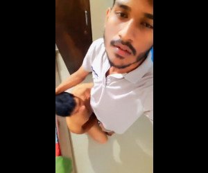 Amateur Porn: Horny desi boys having a fun crazy blowjob